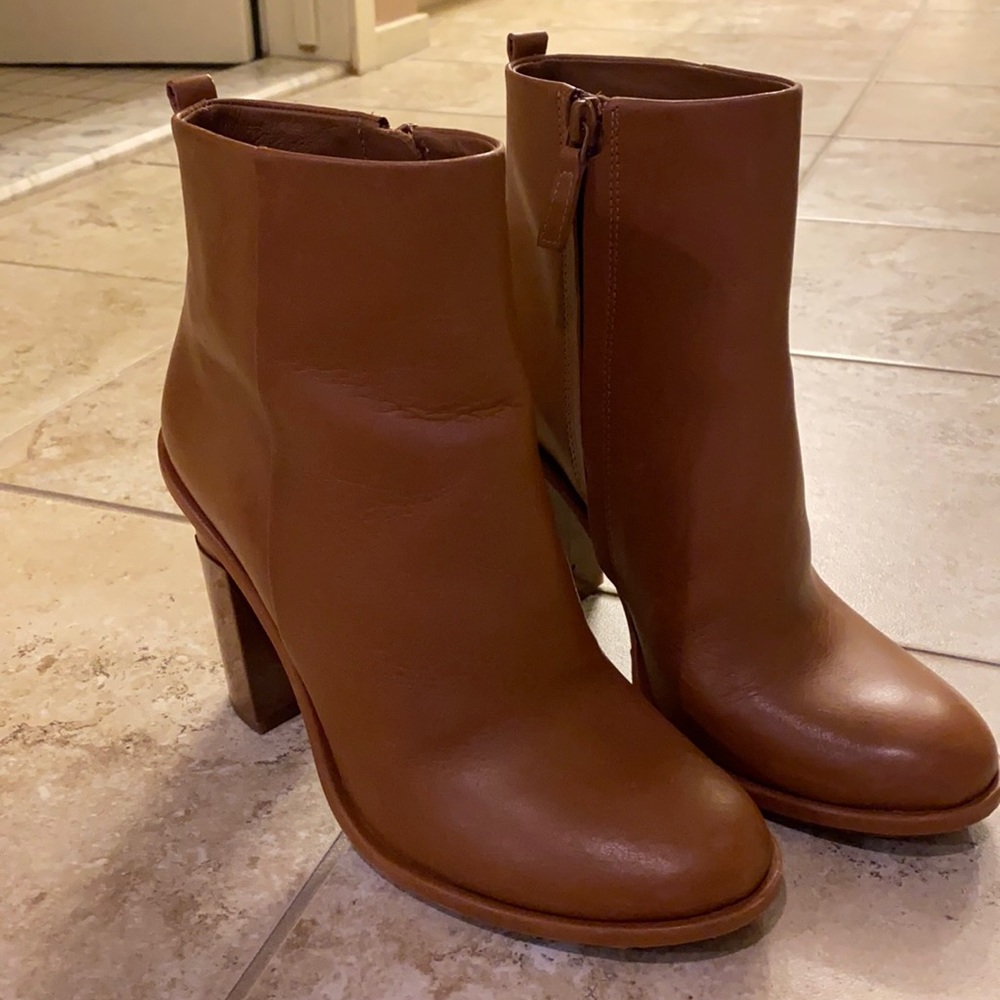 Tory burch boots.